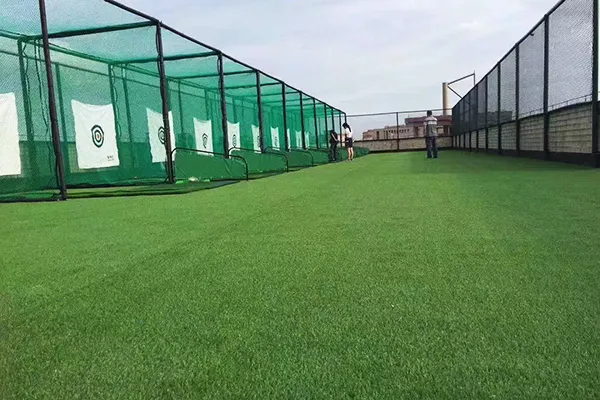 Tee de salida y alfombras de práctica